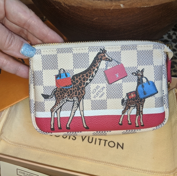 Louis Vuitton 2017 Christmas Mini Pouchette - Picture 2 of 9
